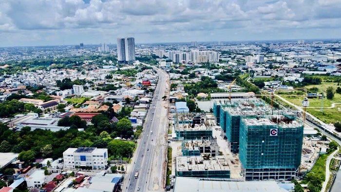  Quốc lộ 13 đoạn thuộc Bình Dương cũ có rất nhiều dự án chung cư đã xây dựng hoặc đang chuẩn bị thi công. Có thể kể đến như: The Roxana, Eco Xuân, Opal Skyline, Habitat, Emerald Golf View, La Pura, The Emerald 68, Lavita Thuận An, Hồ Gươm Xanh, The Felix, The Rivana, Stown Gateway, Lavita Thuận An, Happy One, Symphony Of Life…