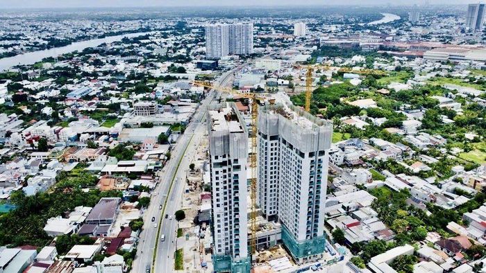  Tiếp đó là tuyến Quốc lộ 13 không chỉ là trục giao thông mà còn là “hành lang bất động sản” kéo dài từ TP HCM sang Bình Dương cũ. Đây là tuyến giao thông huyết mạch ở cửa ngõ Đông Bắc TP HCM, kết nối vùng lõi trung tâm TP HCM với Bình Dương (cũ), Bình Phước (cũ) và khu vực Tây Nguyên.