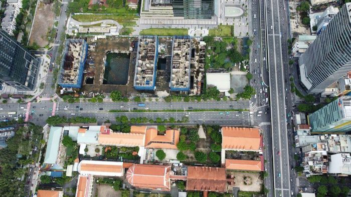  Chưa kể khách sạn, trường học, trung tâm thương mại, biệt thự, bệnh viện... phục vụ cho những dự án này, kéo theo áp lực cho hạ tầng.