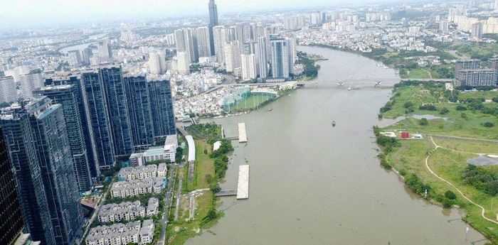  Tuy nhiên, tuyến đường này gần như không được mở rộng trong 20 năm qua, khiến áp lực giao thông gia tăng nhanh chóng. Việc “nén” dân số theo chiều cao nhưng không mở rộng hạ tầng theo chiều ngang đã biến đường Nguyễn Hữu Cảnh thành điểm nghẽn điển hình.