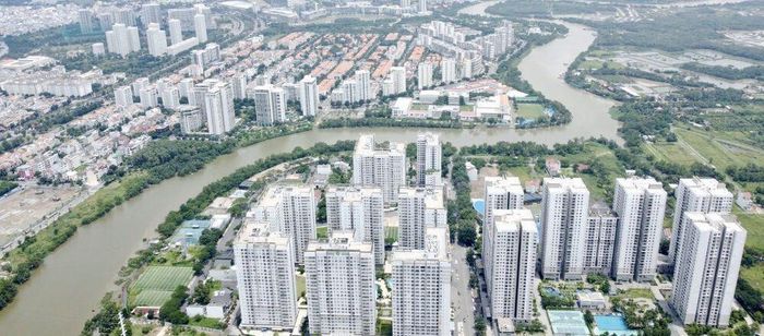  Tuyến Nguyễn Hữu Thọ dài khoảng 13 km, bắt đầu từ cầu Kênh Tẻ (quận 7 cũ) đến Khu công nghiệp Hiệp Phước (huyện Nhà Bè cũ) có hàng chục dự án căn hộ quy mô lớn đã và đang hình thành như: Phú Hoàng Anh (hơn 1.400 căn hộ), Dragon Hill Residence (hơn 800 căn hộ), Park Vista (1.300 căn hộ), Celesta Rise, Celesta Heights (khoảng 2.000 căn hộ). Ngoài ra, còn nhiều dự án khác như Saigon South Residences, Essensia Sky…