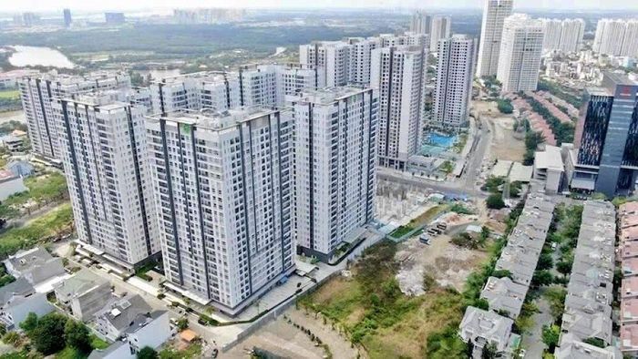  Từ các dẫn chứng trên có thể thấy, mô hình phát triển “chung cư bám đường” đang tạo ra áp lực dân số cục bộ rất lớn lên từng trục giao thông. Trong khi đó, hệ thống giao thông công cộng chưa hoàn thiện khiến cư dân phụ thuộc chủ yếu vào phương tiện cá nhân.