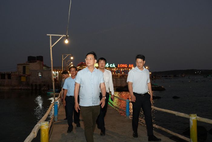 Chủ tịch UBND tỉnh Lâm Đồng Hồ Văn Mười nắm bắt hoạt động kinh doanh dịch vụ du lịch của doanh nghiệp tại đặc khu Phú Quý