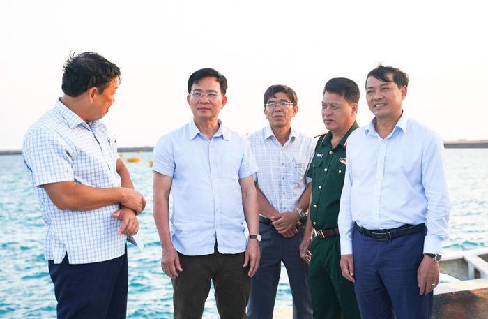 Chủ tịch UBND tỉnh Hồ Văn Mười nghe chủ đầu tư báo cáo tiến độ dự án Khu neo đậu, tránh trú bão đặc khu Phú Quý