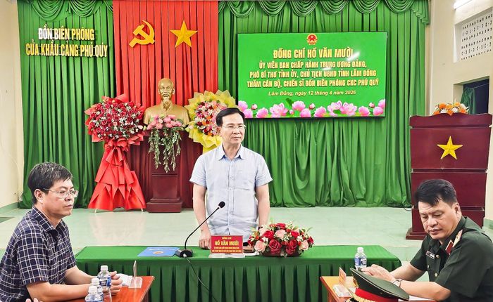 Chủ tịch UBND tỉnh Lâm Đồng Hồ Văn Mười yêu cầu Đồn Biên phòng cửa khẩu Cảng Phú Quý đoàn kết, nỗ lực xây dựng đặc khu ngày càng phát triển giàu mạnh