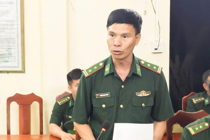 Lãnh đạo Đồn Biên phòng cửa khẩu Cảng Phú Quý báo cáo hoạt động của đơn vị