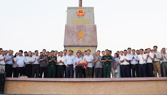 Chủ tịch UBND tỉnh Lâm Đồng Hồ Văn Mười thăm, trao tặng những lá cờ Tổ quốc cho đơn vị quản lý Cột cờ Phú Quý