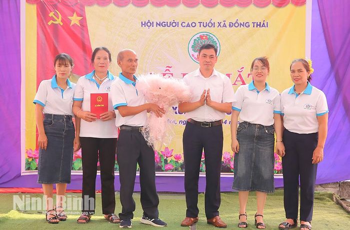 Lãnh đạo xã Đồng Thái trao quyết định thành lập CLB liên thế hệ tự giúp nhau thôn Dân Mới.