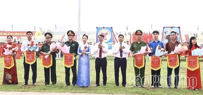 Đồng chí Phó Chủ tịch UBND tỉnh Nguyễn Khắc Hiếu tặng hoa và trao Cờ lưu niệm cho các đội tham gia Đại hội Thể dục thể thao.