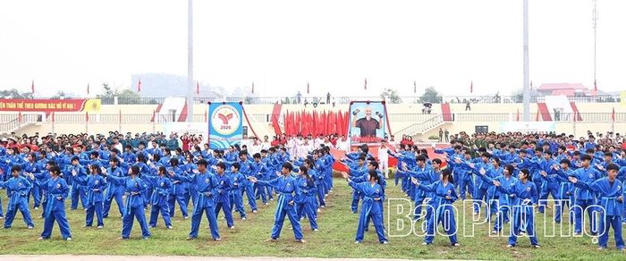 Màn đồng diễn thể dục thể thao và võ thuật của các em học sinh.