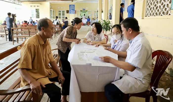 Khám, cấp thuốc cho người cao tuổi.