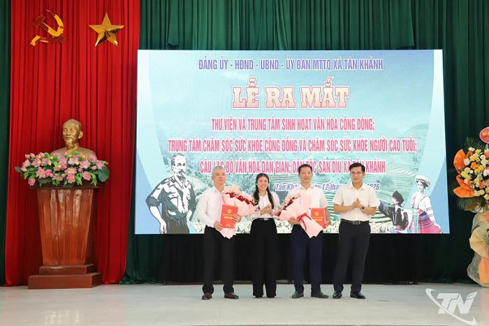 Trao quyết định thành lập 2 trung tâm.
