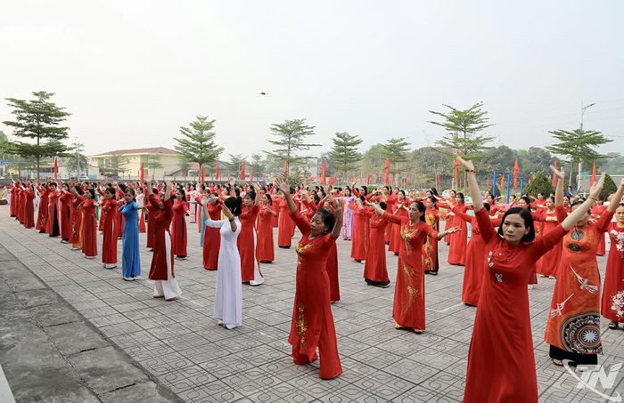 Màn đồng diễn tại Lễ ra mắt.