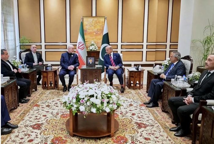 Phái đoàn Iran và chủ nhà Pakistan.