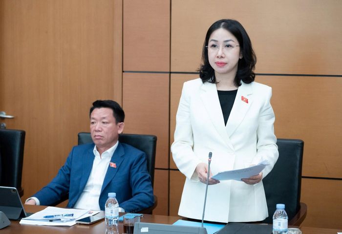 Đại biểu Phan Thị Thùy Linh, Đoàn Đại biểu Quốc hội tỉnh Thanh Hóa, phát biểu góp ý Dự thảo Luật Thủ đô (sửa đổi). Ảnh: Quốc hội