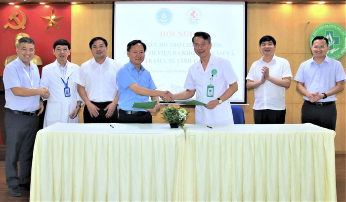 Ký kết hỗ trợ chuyên môn giữa Bệnh viện Đa khoa Gia Lâm và Trạm Y tế xã Vĩnh Thanh. Ảnh: PV