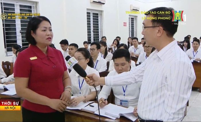 Thạc sĩ Đào Thị Hoàng Lan, Trưởng phòng quản lý đào tạo và nghiên cứu khoa học, Trường Đào tạo cán bộ Lê Hồng Phong trao đổi cùng chương trình. Ảnh: Tuấn Phong