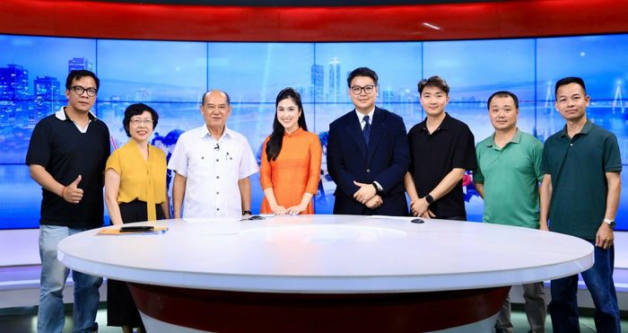 Khách mời và ê kíp thực hiện Chương trình. Ảnh: Quang Thái