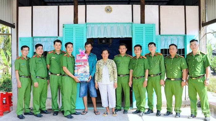 Lực lượng Công an phường Vĩnh Trạch (tỉnh Cà Mau) đến thăm hỏi, tặng quà gia đình ông Lâm Phương, đồng bào Khmer có hoàn cảnh khó khăn tại khóm Giáp Nước.