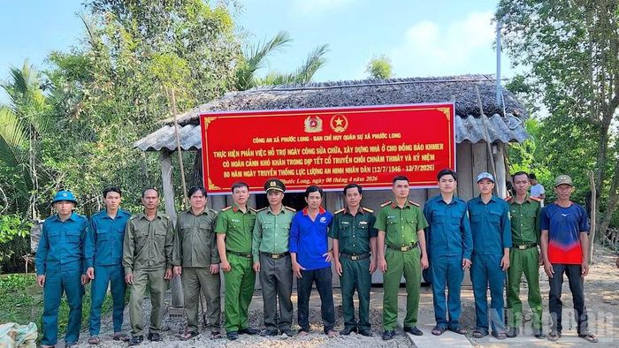 Công an xã cùng các lực lượng tham gia hỗ trợ tháo dỡ nhà dột nát cho hộ ông Lâm Hồng Ne, ngụ ấp Vĩnh Lộc, xã Phước Long (tỉnh Cà Mau) nhân dịp Tết cổ truyền Chol Chnam Thmay.