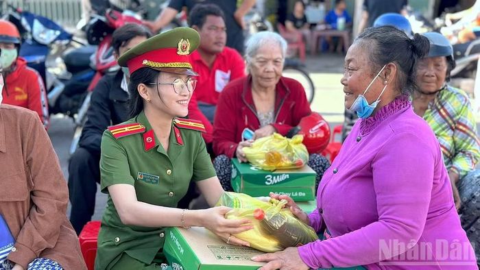 Cán bộ Công an xã Đá Bạc (tỉnh Cà Mau) tặng quà, ân cần thăm hỏi bà con nhân dịp Tết Chol Chnam Thmay.