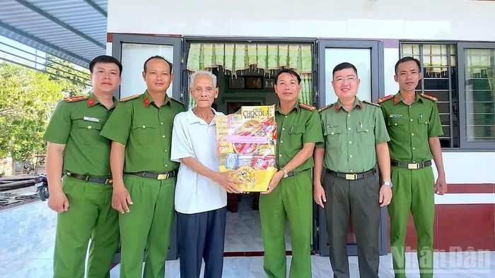Công an xã Phước Long (tỉnh Cà Mau) đến thăm, chúc Tết ông Danh Lấp, người có uy tín, thành viên Ban quản trị Chùa Đìa Muồn, Tổ dòng tộc tự quản ấp Vĩnh Lộc, xã Phước Long, tỉnh Cà Mau.