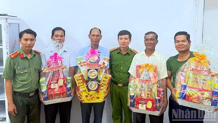 Công an xã Khánh Hưng (tỉnh Cà Mau) tặng quà lực lượng an ninh trật tự cơ sở là đồng bào Khmer nhân dịp Tết Chol Chnam Thmay.