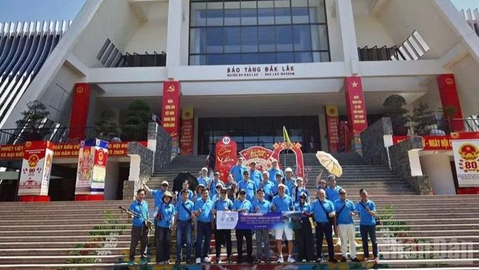 Theo chương trình liên kết, đoàn hướng dẫn viên và doanh nghiệp lữ hành tỉnh Khánh Hòa đi khảo sát và chụp ảnh lưu niệm tại Bảo tàng Đắk Lắk.