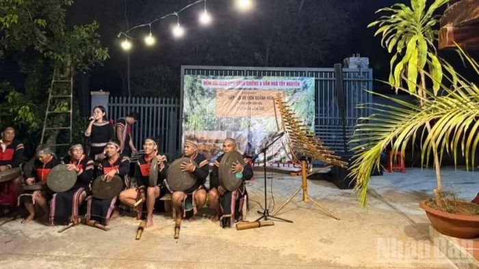 Biểu diễn cồng chiêng của đồng bào Ê-đê (tỉnh Đắk Lắk), đem lại cho du khách những trải nghiệm đa tầng văn hóa, giàu bản sắc của đồng bào Tây Nguyên.