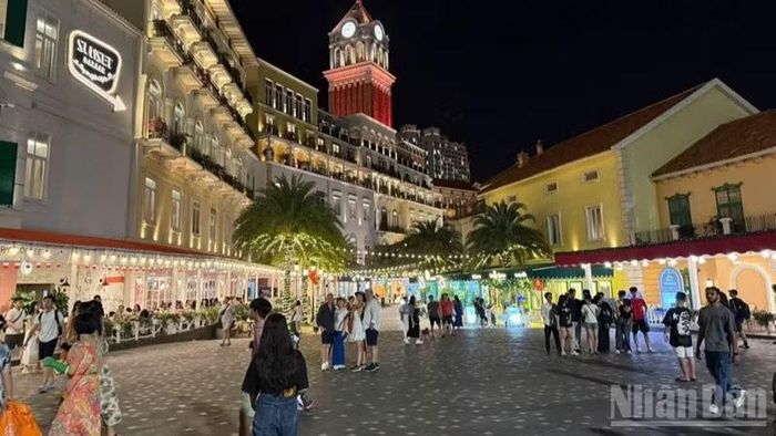 Tour đưa du khách tỉnh Khánh Hòa tham quan, trải nghiệm tại Sunset town Phú Quốc, tỉnh An Giang.