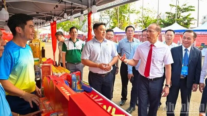 Đoàn công tác của tỉnh Khánh Hòa thăm gian hàng trưng bày sản phẩm OCOP của doanh nghiệp địa phương tham gia Hội chợ Thương mại, Du lịch Việt Nam-Lào năm 2026.