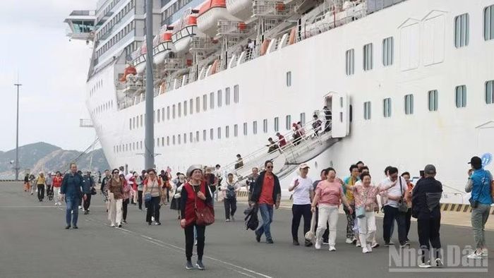 Du khách quốc tế đến tỉnh Khánh Hòa tham quan nghỉ dưỡng theo các tour, tuyến di chuyển cuộc hành trình bằng đường biển ngày càng nhiều.