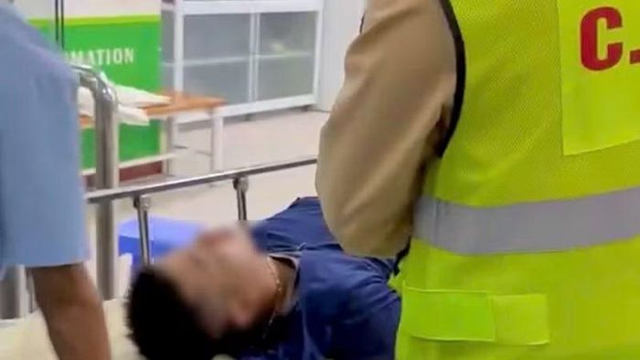 Hình ảnh tổ công tác của Đại úy Tùng hỗ trợ người bị nạn ngày 7/4.