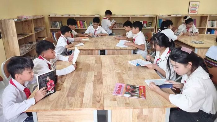 Các em học sinh Trường trung học cơ sở Nam Động đọc sách tại thư viện trường. (Ảnh BTC)