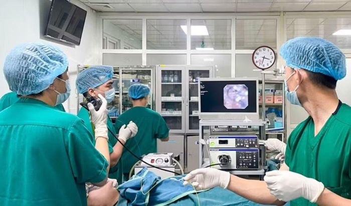 Các bác sĩ áp dụng kỹ thuật nội soi ống cứng kết hợp laser đối với trường hợp dị vật đường thở khó.