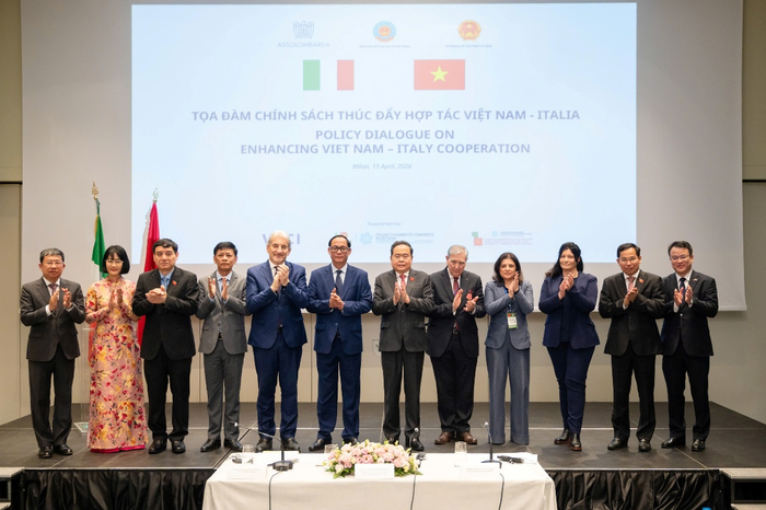Chủ tịch Quốc hội Trần Thanh Mẫn và các đại biểu tại tọa đàm. Ảnh: PHẠM THẮNG