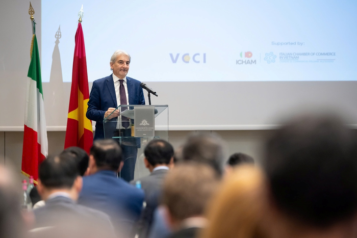 Ông Raffaele Cattaneo, Quốc vụ khanh vùng Lombardy phát biểu tại tọa đàm. Ảnh: PHẠM THẮNG