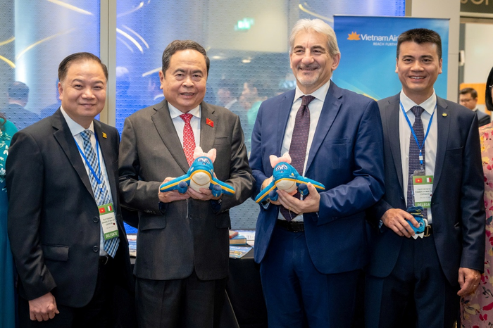 Chủ tịch Quốc hội Trần Thanh Mẫn và các đại biểu tham quan gian hàng của Vietnam Airlines. Ảnh: PHẠM THẮNG