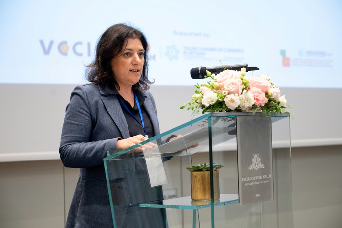 Bà Veronica Squinzi, Phó chủ tịch phụ trách Quốc tế, Hiệp hội doanh nghiệp vùng Lombardy phát biểu tại tọa đàm. Ảnh: PHẠM THẮNG