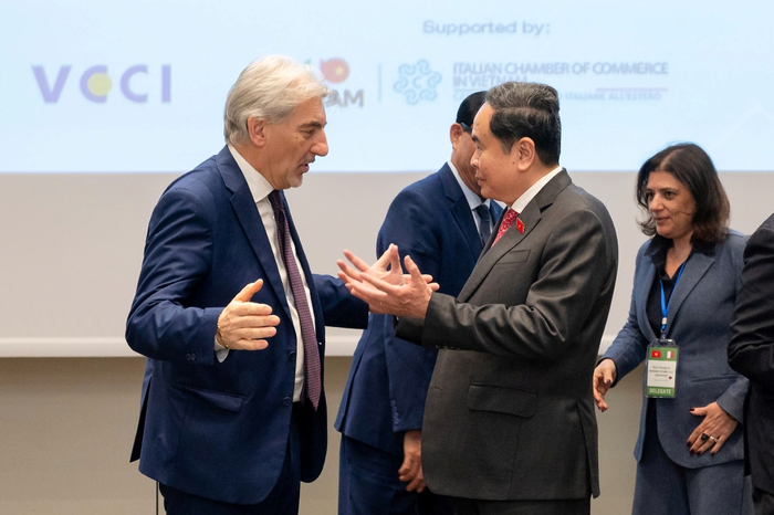 Chủ tịch Quốc hội Trần Thanh Mẫn trao đổi cùng các đại biểu tại tọa đàm. Ảnh: PHẠM THẮNG