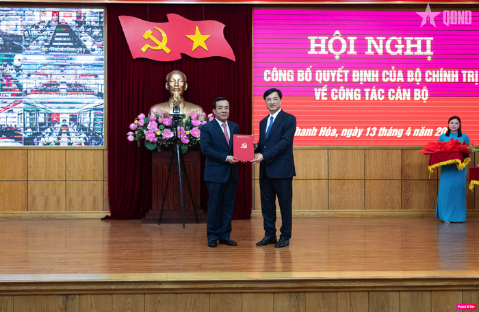 Đồng chí Nguyễn Duy Ngọc trao quyết định cho đồng chí Lê Đức Thái.