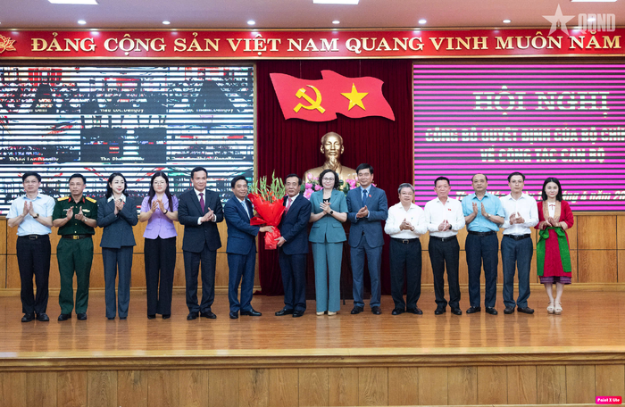 Đồng chí Nguyễn Doãn Anh tặng hoa chúc mừng đồng chí Lê Đức Thái.