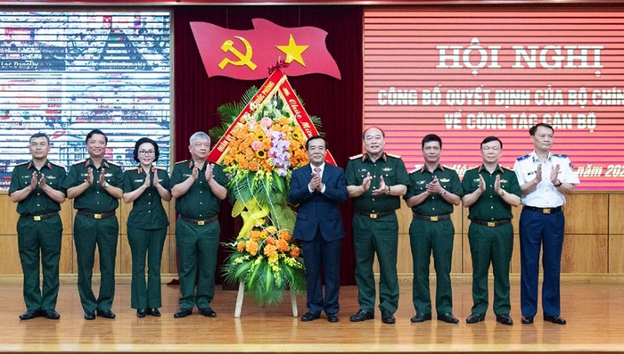 Đoàn đại biểu Quân ủy Trung ương, Bộ Quốc phòng tặng hoa chúc mừng tân Bí thư Tỉnh ủy Thanh Hóa.