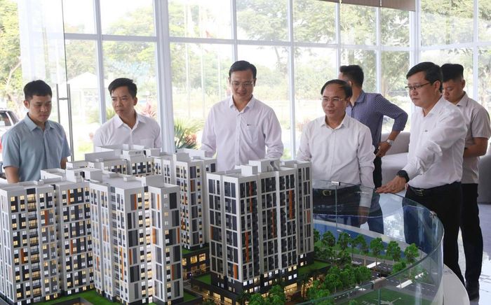 Thứ trưởng Bộ Xây dựng Nguyễn Văn Sinh (thứ 2 từ phải qua) tham quan mô hình phối cảnh nhà ở xã hội tại thành phố Đà Nẵng.
