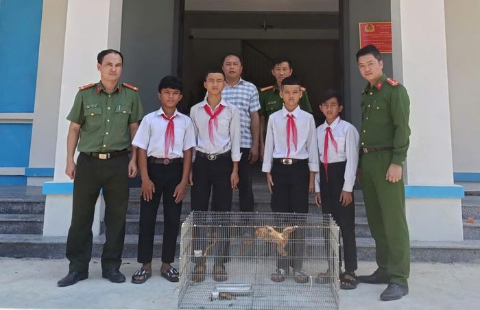Nhóm học sinh phát hiện, báo tin cho Công an xã tiếp nhận cá thể Cu li.