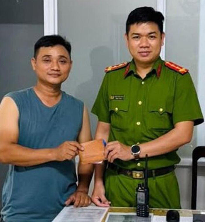 Anh Tân bàn giao tài sản nhặt được cho Công an xã.