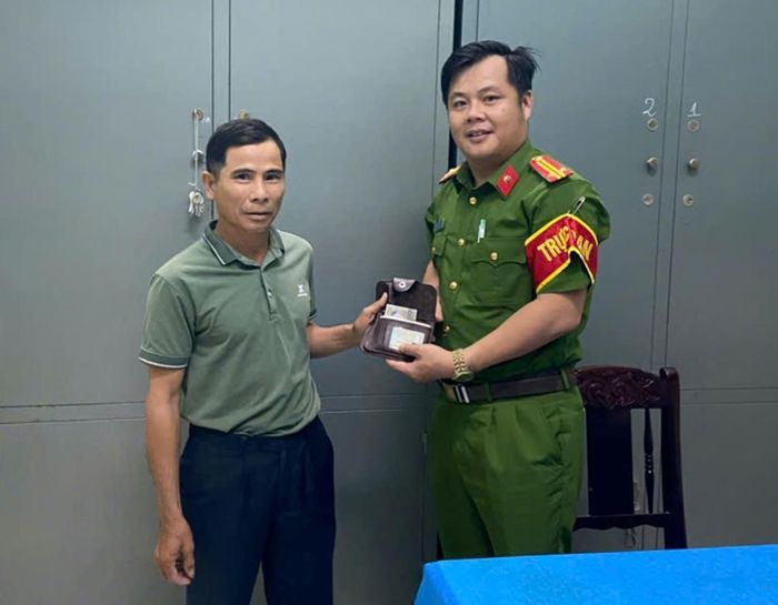 Công an xã Điện Bàn Tây tiếp nhận tài sản do anh Thanh bàn giao.