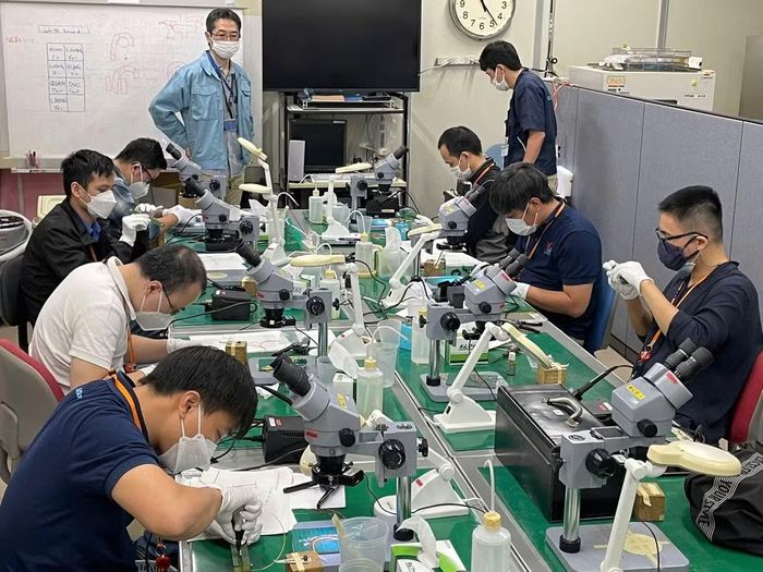 Kỹ sư Việt Nam tham gia vào quá trình hàn mạch. Ảnh: NVCC.