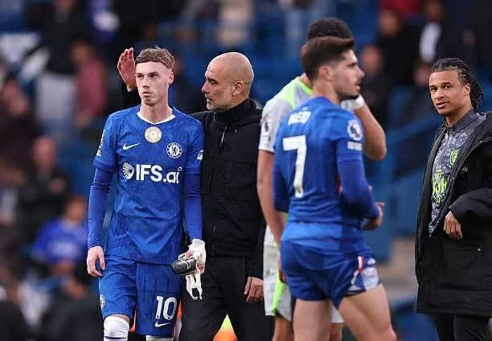 HLV Pep an ủi Cole Palmer sau trận đấu Chelsea gặp Man City ở vòng 32 Ngoại hạng Anh. (GetttyImages)
