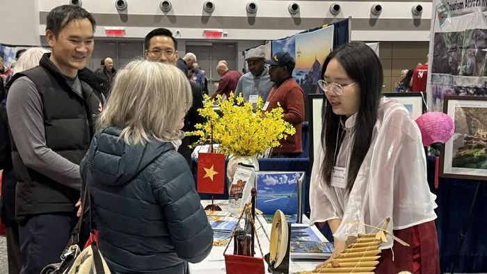 Đại diện kiều bào tham gia cùng với Đại sứ quán Việt Nam quảng bá hình ảnh đất nước tới du khách Canada. (Nguồn: TTXVN)